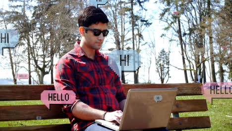 animación de textos de saludos y saludos en burbujas de habla, hombre caucásico trabajando en una computadora portátil al aire libre