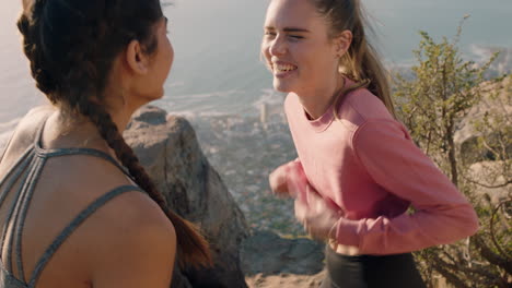 Amigas-Felices-Escalando-Una-Montaña-Descansando-Después-De-Una-Caminata-Sintiéndose-Cansadas-Disfrutando-De-Una-Aventura-Al-Aire-Libre