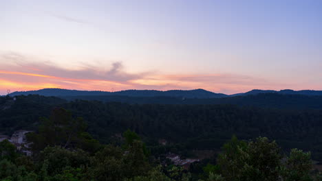 Lapso-De-Tiempo-Del-Amanecer-En-El-Verano-Sobre-Un-Valle-Rodeado-De-Montañas-En-La-Región-De-Costa-Azul-En-Francia