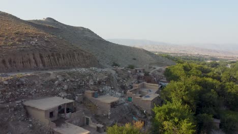 les habitations sous les collines stériles du district de hesarak