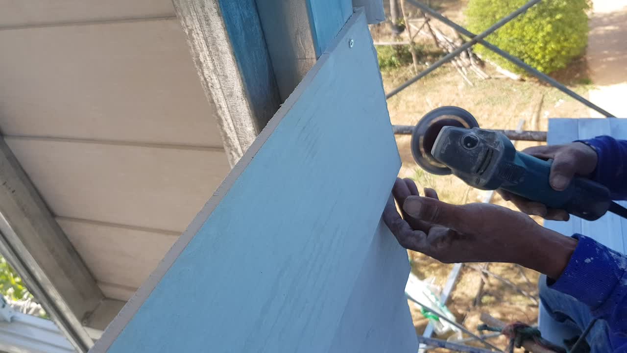 un carpintero utiliza una máquina de molienda, quitar, madera afilada y lisa