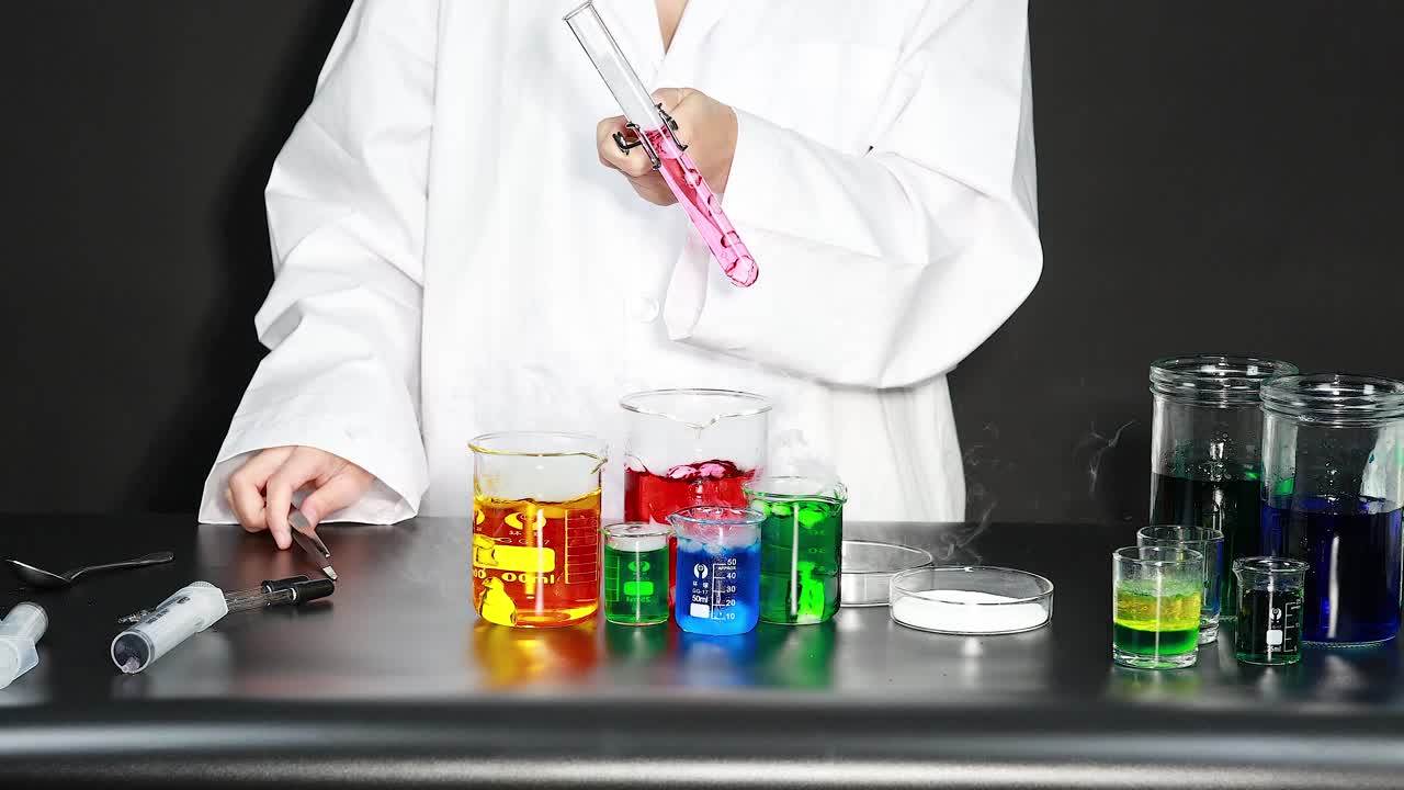 científico realizando reacciones químicas coloridas en el laboratorio