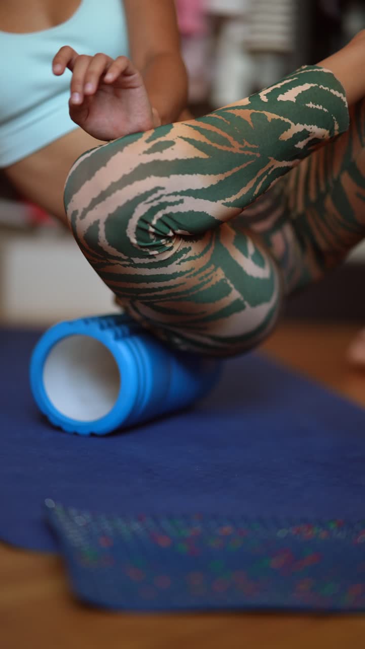 mujer de espuma rodando sus piernas