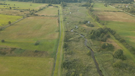 tierras verdes remotas de la aldea de debki polonia aérea