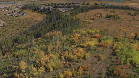 Luftaufnahmen-Des-Frühen-Morgens-Im-Shadow-Mountain-Lake-Im-Grand-Lake-Colorado-Mit-Den-Herbstfarben,-Die-Gerade-Beginnen