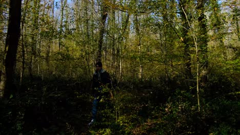 adolescente caminando por el bosque