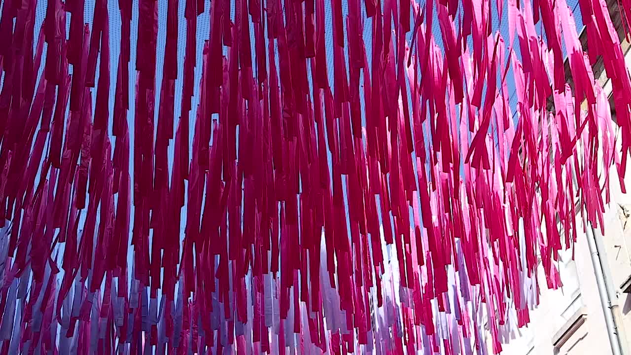 cintas vibrantes adornan una calle en libourne