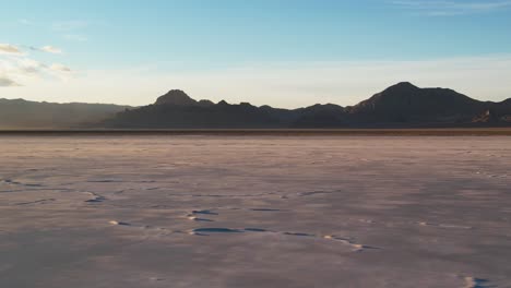 Un-Dron-En-Vuelo-Bajo-Sobre-Las-Perfectamente-Planas-Salinas-De-Bonneville,-Que-Se-Encuentran-Al-Oeste-Del-Gran-Lago-Salado,-En-Utah.