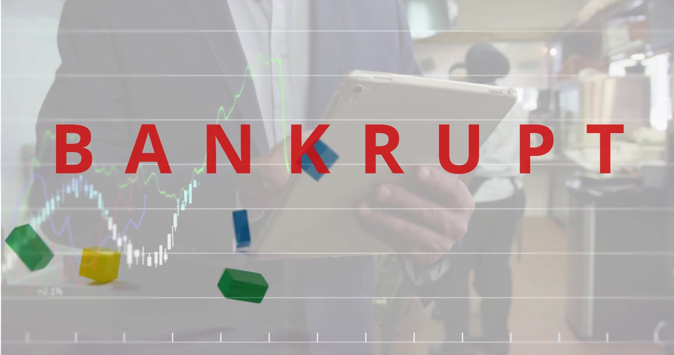 Manager che tocca un tablet in cucina, attivando una sovrapposizione "BANKRUPT" e un grafico in calo che mostra le finanze
