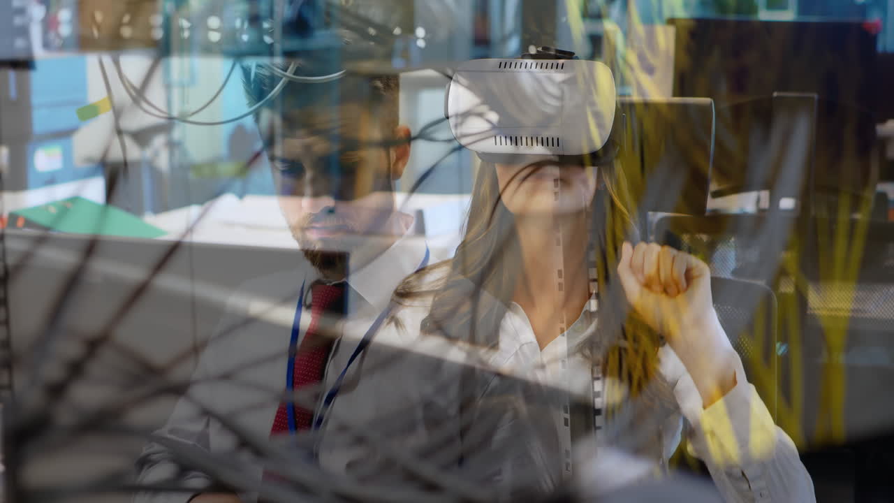 tecnología de realidad virtual y procesamiento de datos sobre profesionales de negocios en la oficina