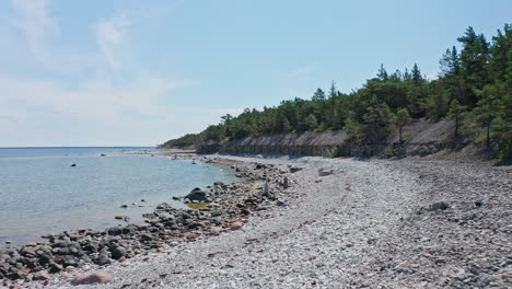 Luftaufnahme-Eines-Felsigen-Kieselstrandes-Am-Meer