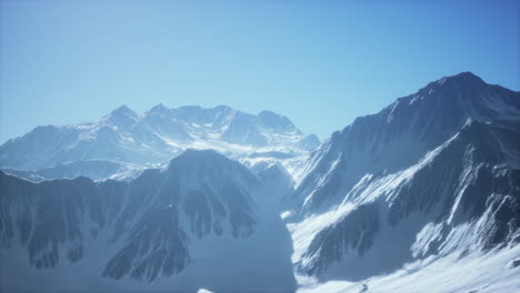 Panoramablick-Auf-Die-Skipiste-Mit-Den-Bergen