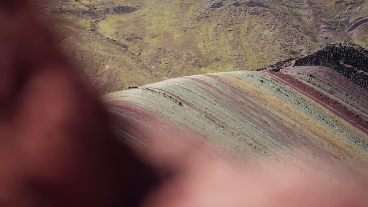 grupos de viajeros caminan por las coloridas laderas de la montaña arco iris, rodeados de paisajes naturales típicos de los andes.