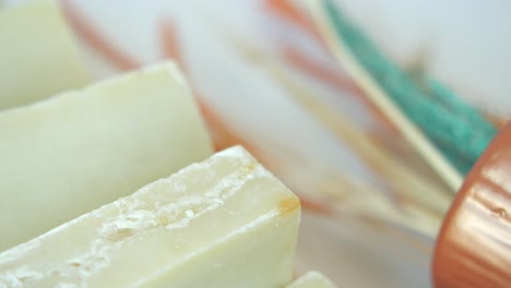 primer plano de barras de jabón blanco hechas a mano apiladas