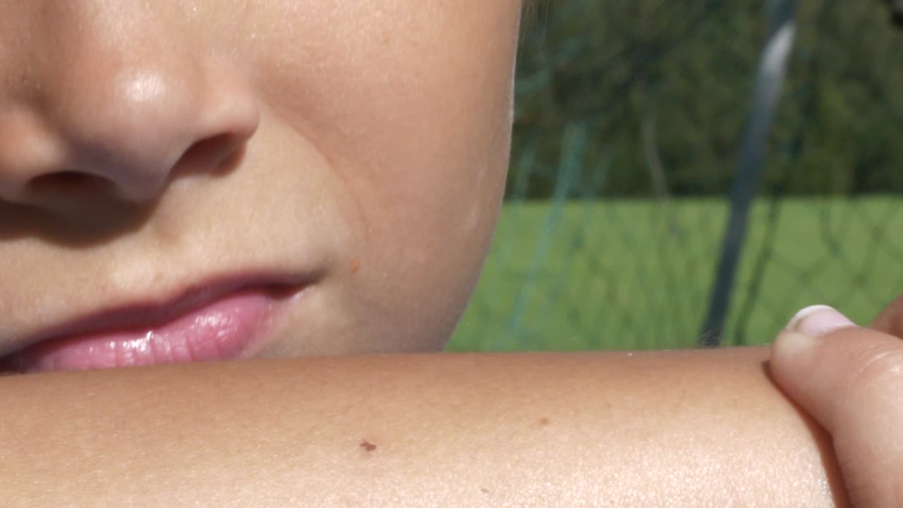 mariquita o mariquita en el brazo de niños curiosos, despega y vuela, vista de cerca