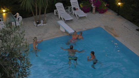 Familia-Pasando-Tiempo-En-La-Piscina-Al-Aire-Libre