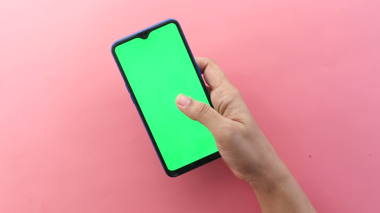 mano sosteniendo un teléfono inteligente con una pantalla verde