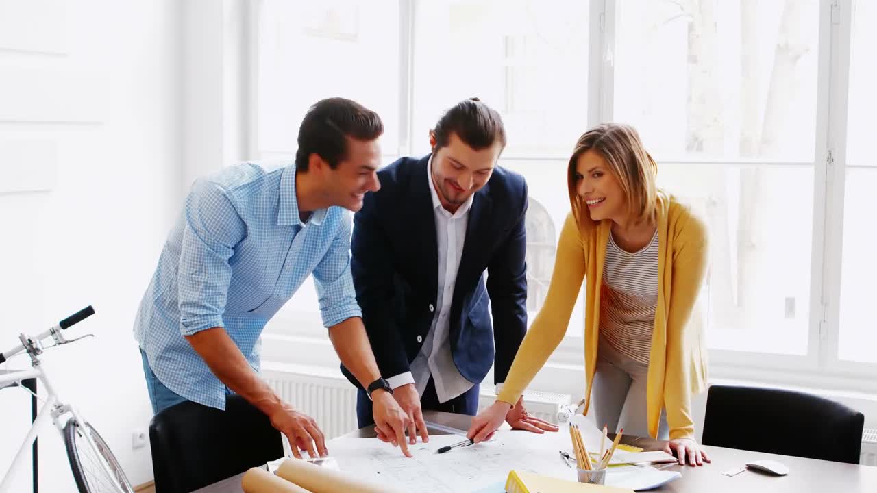 colegas de negocios discutiendo sobre el plan