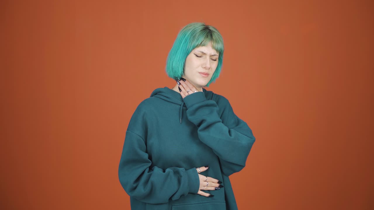 mujer joven con dolor de garganta.