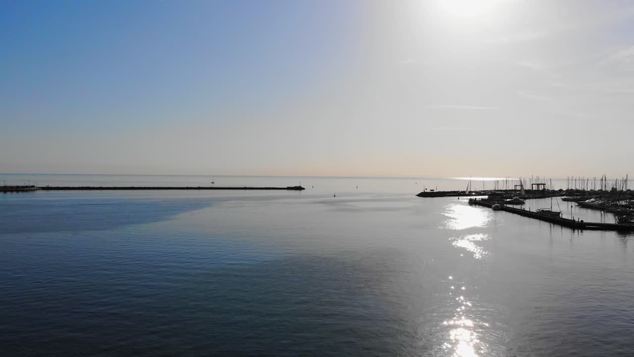 크로아티아의 작은 해안 마을인 우마그의 부두 근처에서 아드리아 해 상공을 비행하는 공중