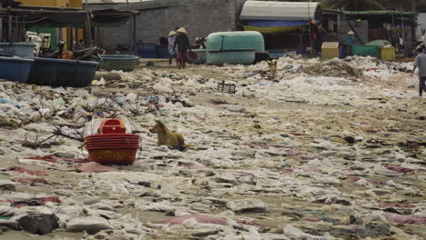 orilla de playa sucia llena de basura plástica en el sudeste asiático