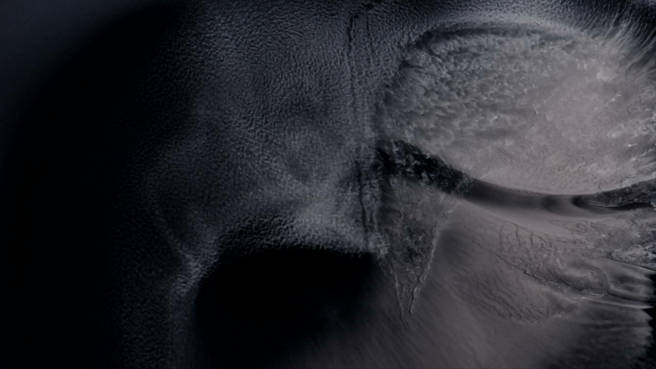 estamos volando a baja altura sobre el planeta nak, pero su extraña capa de nubes granulares nos impide ver cualquier señal de vida debajo: un videoclip totalmente natural y abstracto