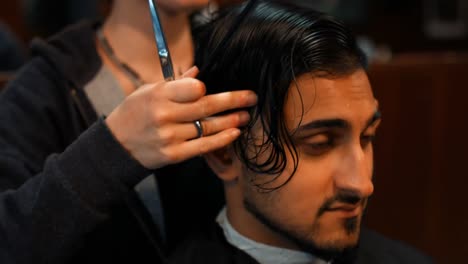 Hombre-Atractivo-En-La-Barbería