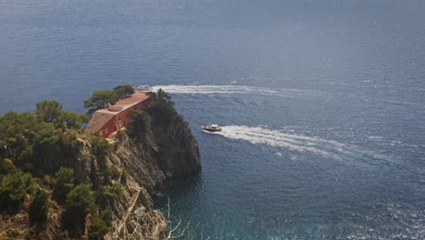 Touristenboot-Fahren-An-Einem-Sonnigen-Tag-In-Der-Nähe-Der-Villa-Malaparte-In-Capri-Vorbei