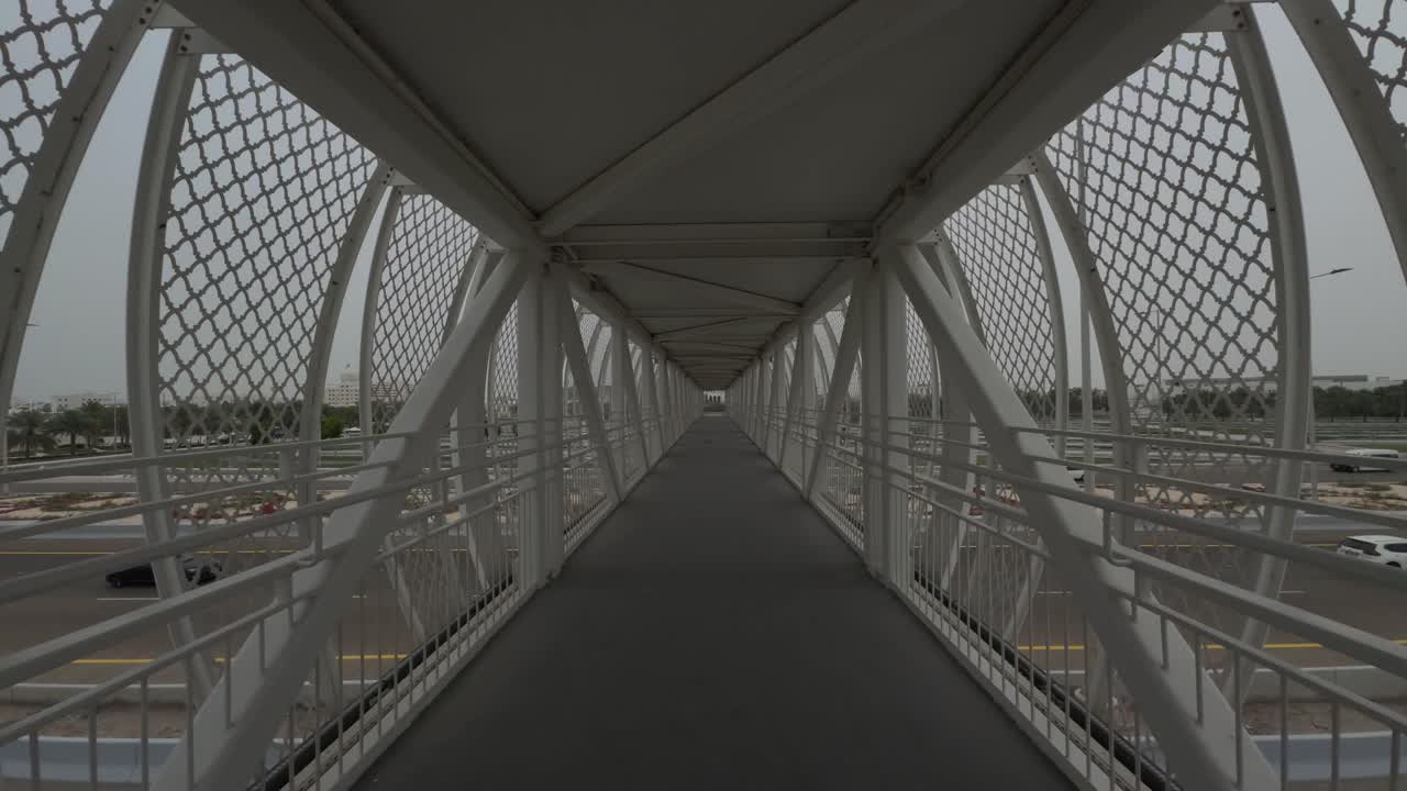 아랍에미리트의 아부다비에 있는 셰이크 자예드 그랜드 모스크 앞의 보행자 다리