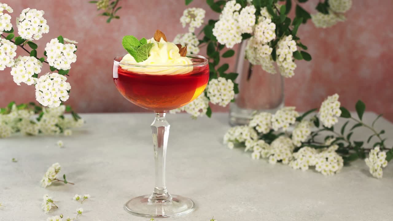 cinemagrama en bucle de un delicioso postre de frutas con crema de queso