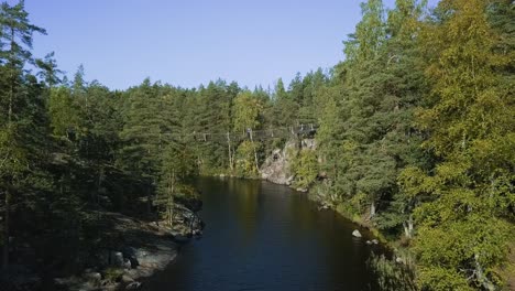 Schwimmende-Brücke-An-Seilen-über-Einem-See-Oder-Bach-In-Einem-Wald,-Sommer,-Aufschlussreiche-Luftaufnahme