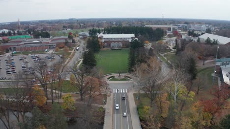 la estatua de esparta en la universidad estatal de michigan con un video de un avión no tripulado en movimiento hacia abajo