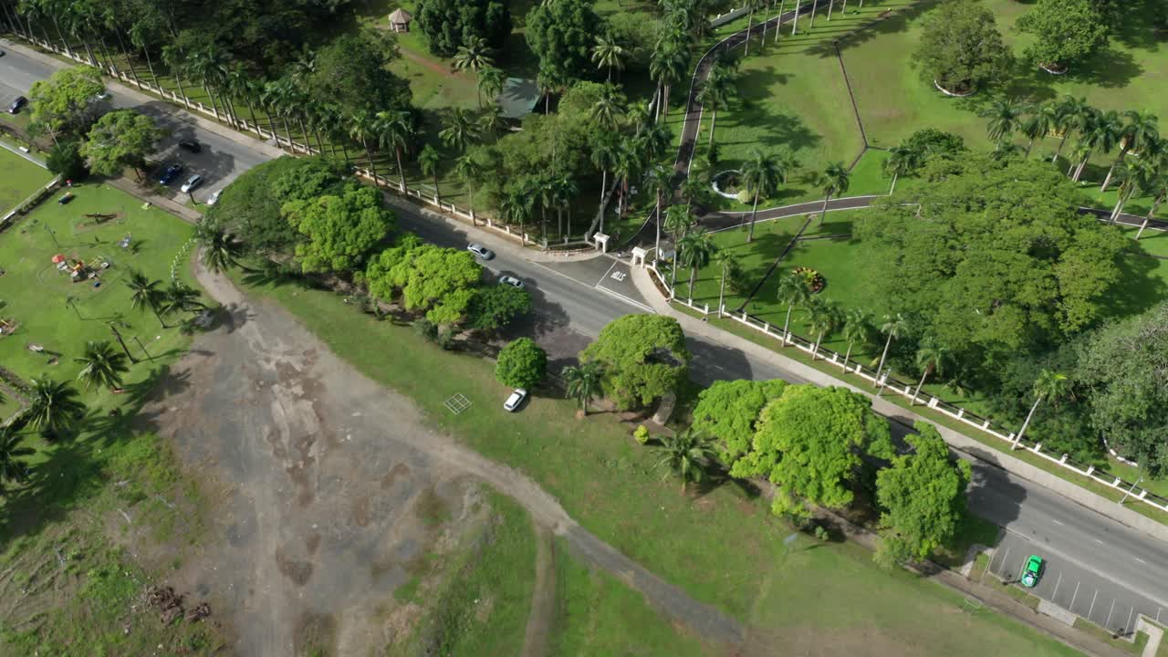 entrada al palacio presidencial en suva, ciudad capital de fiji, toma aérea