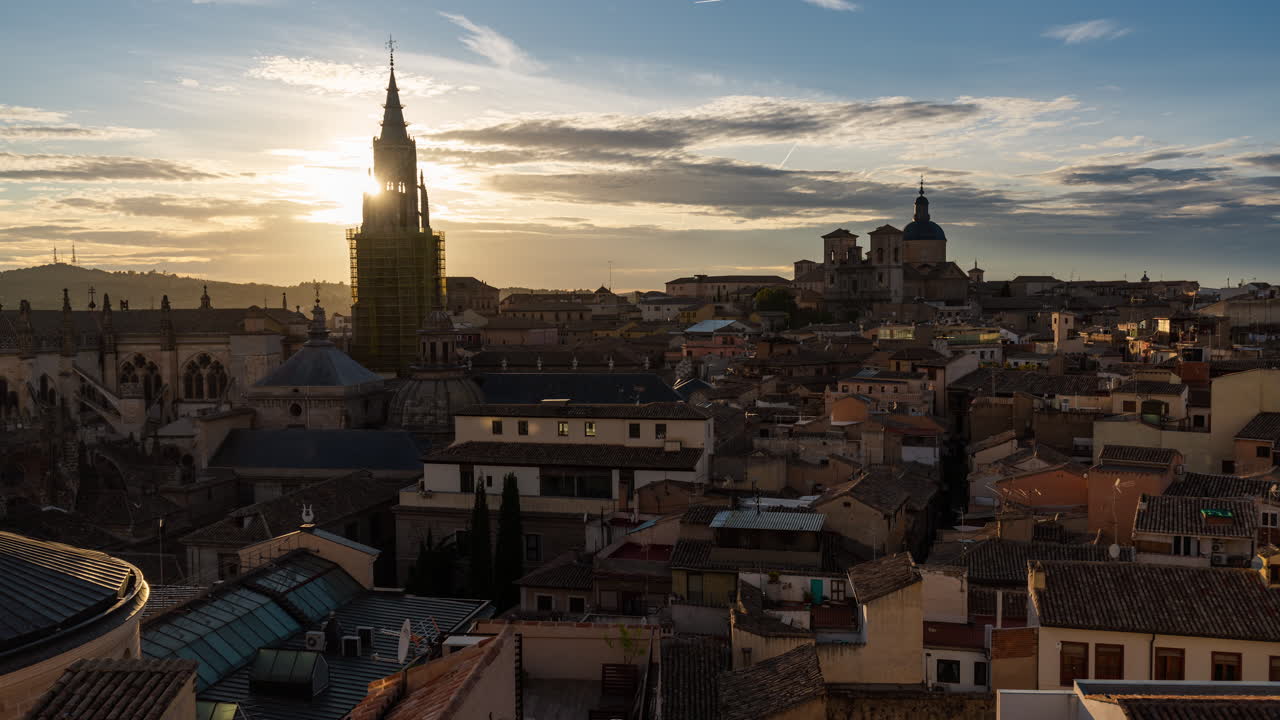 Auringonlaskun timelapse Toledon siluetista ja katedraalista Toledossa, Espanjassa