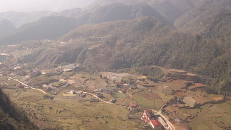 Mirando-Hacia-Abajo-A-Pequeños-Pueblos-En-Un-Valle-En-Sapa,-En-El-Norte-De-Vietnam