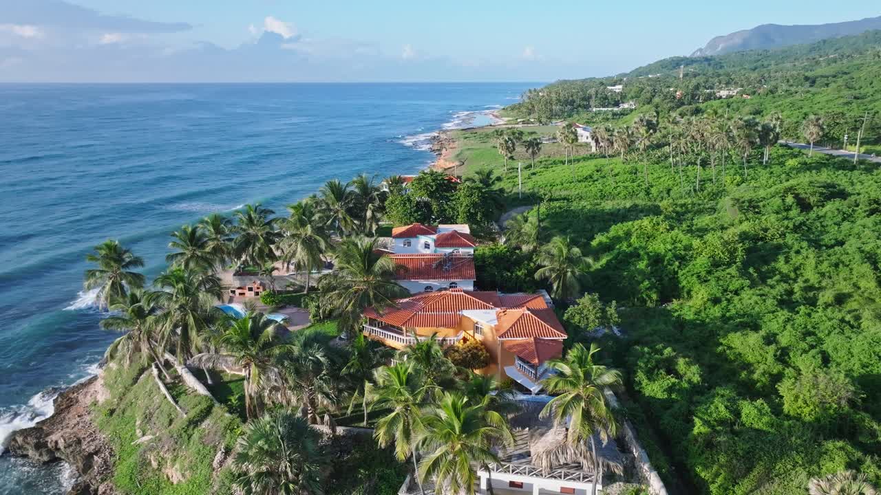 vista aérea de la villa frente a la playa en el complejo con piscina durante el verano en barahona, república dominicana