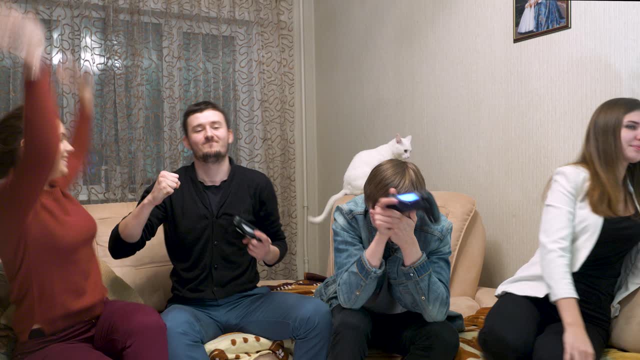 친구 들 이 비디오 게임 을 하고 있다