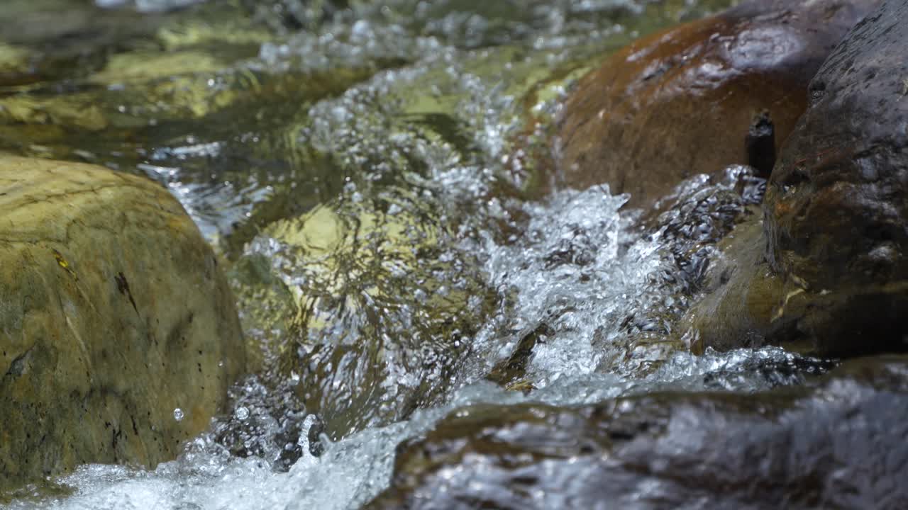 L'acqua scorre attraverso un fiume montano torrenziale