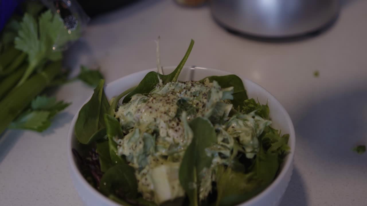 갓 짜낸 레몬으로 비건 참치 샐러드 그릇 마무리