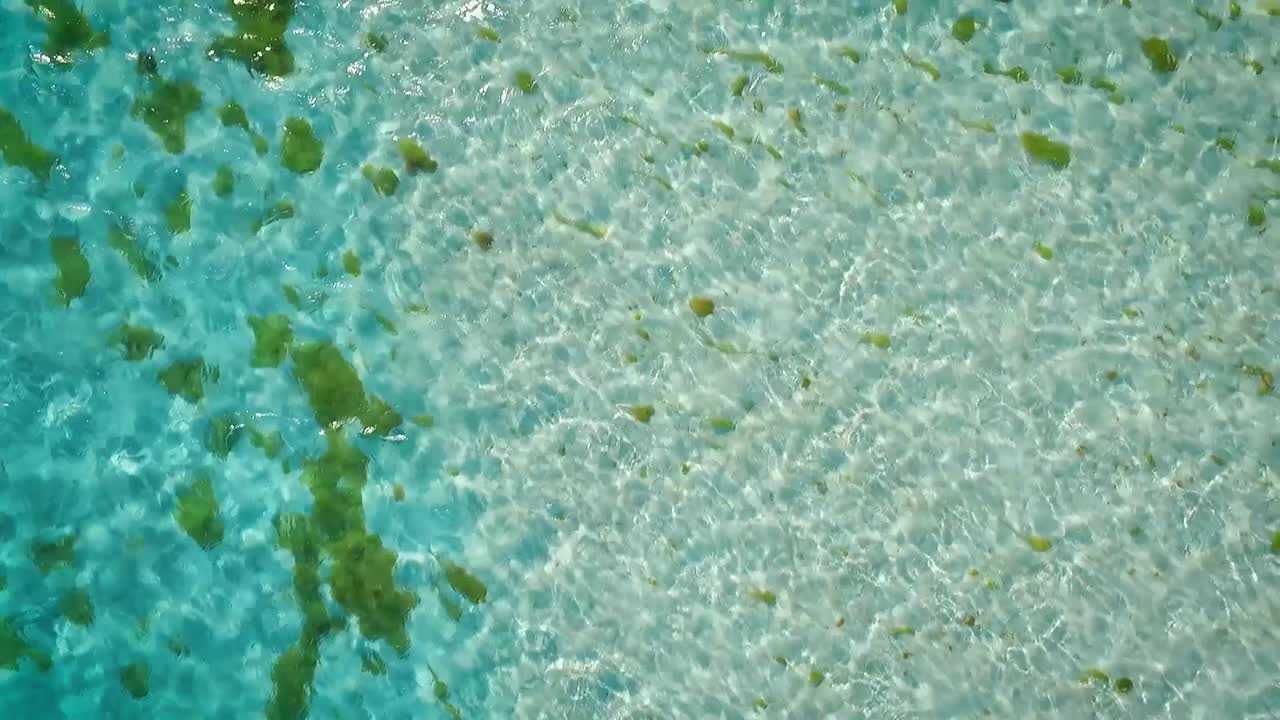 베네수엘라 로스 로케스의 맑은 카리브해 상공을 낮게 날고 있는 드론 영상