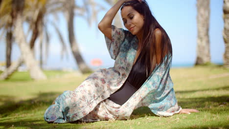 Feliz-Mujer-De-Pelo-Largo-Y-Bonito-En-La-Playa