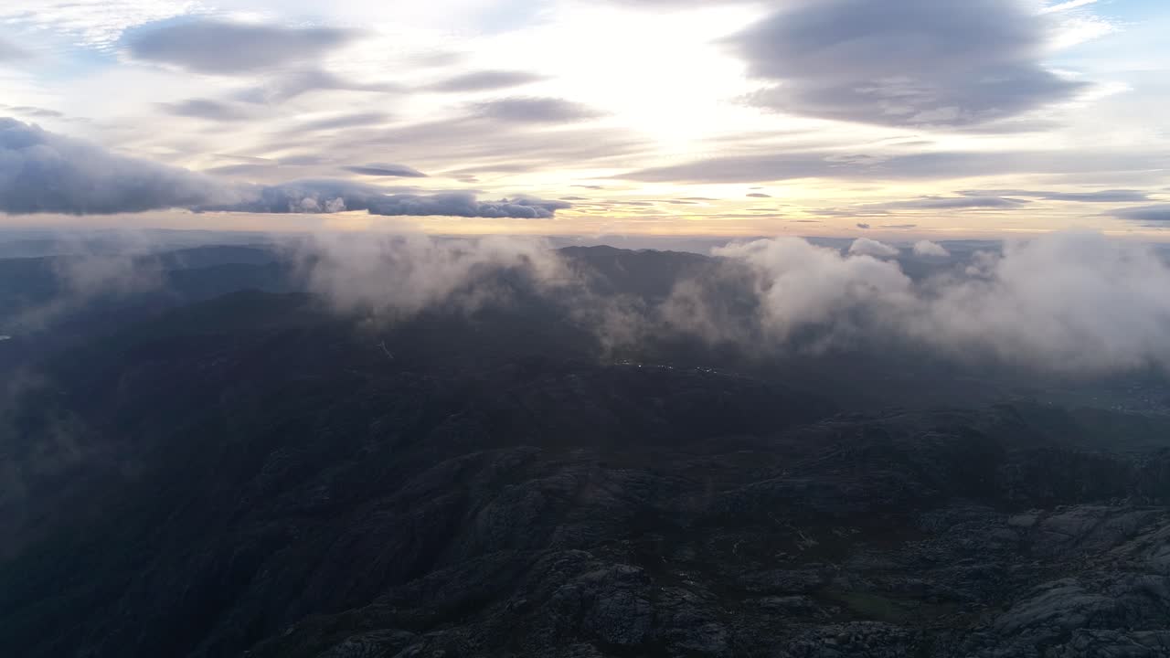 nubes de montaña épicas moviéndose en 4k