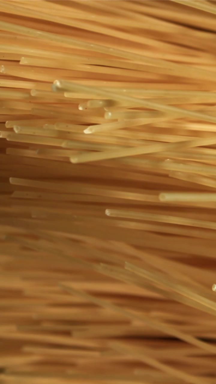 Scatto macro ravvicinato di fili di spaghetti secchi