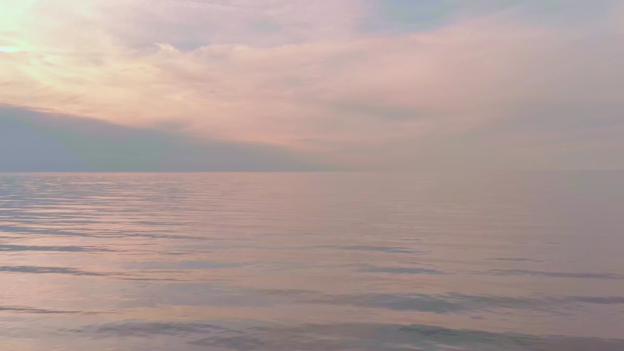 아름다운 푸른 바다, 동부 유럽의 안개가 자욱한 장면을 통해 낮은 샷