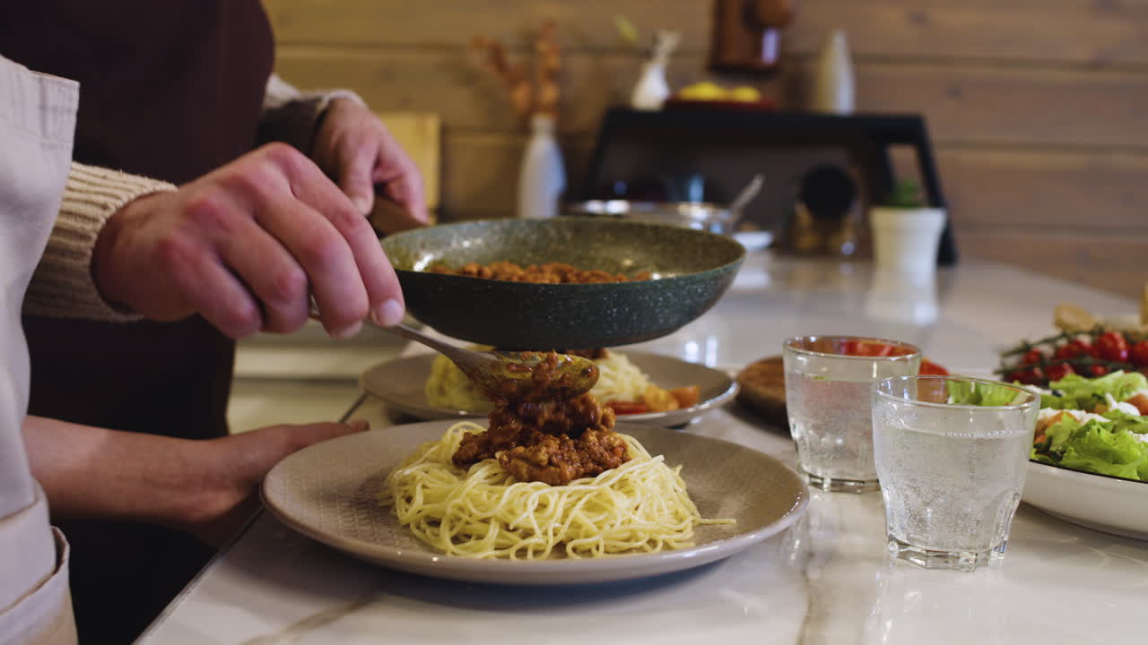 고기를 요리하는 남자