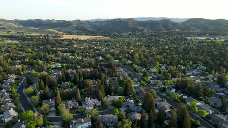 Suburban-houses-at-foothills-of-Mt-Diablo,-in-Rancho-Paraiso-district-of-Walnut-Creek,-California