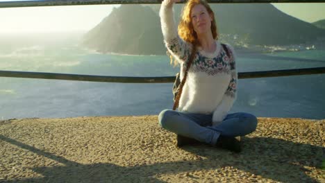 mujer tomando una selfie con un teléfono móvil en el campo 4k