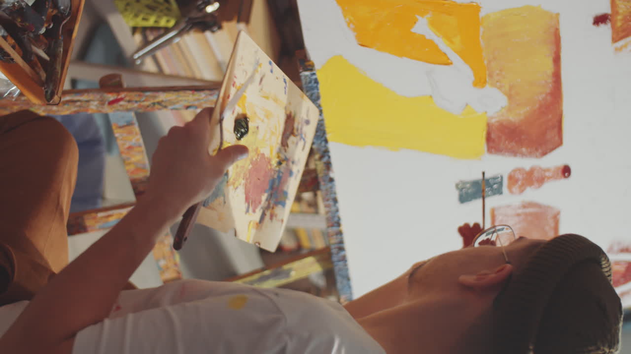 스튜디오에서 남성 예술가 그림을 그리는 수직