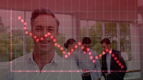animación del procesamiento de datos financieros sobre diversas personas de negocios