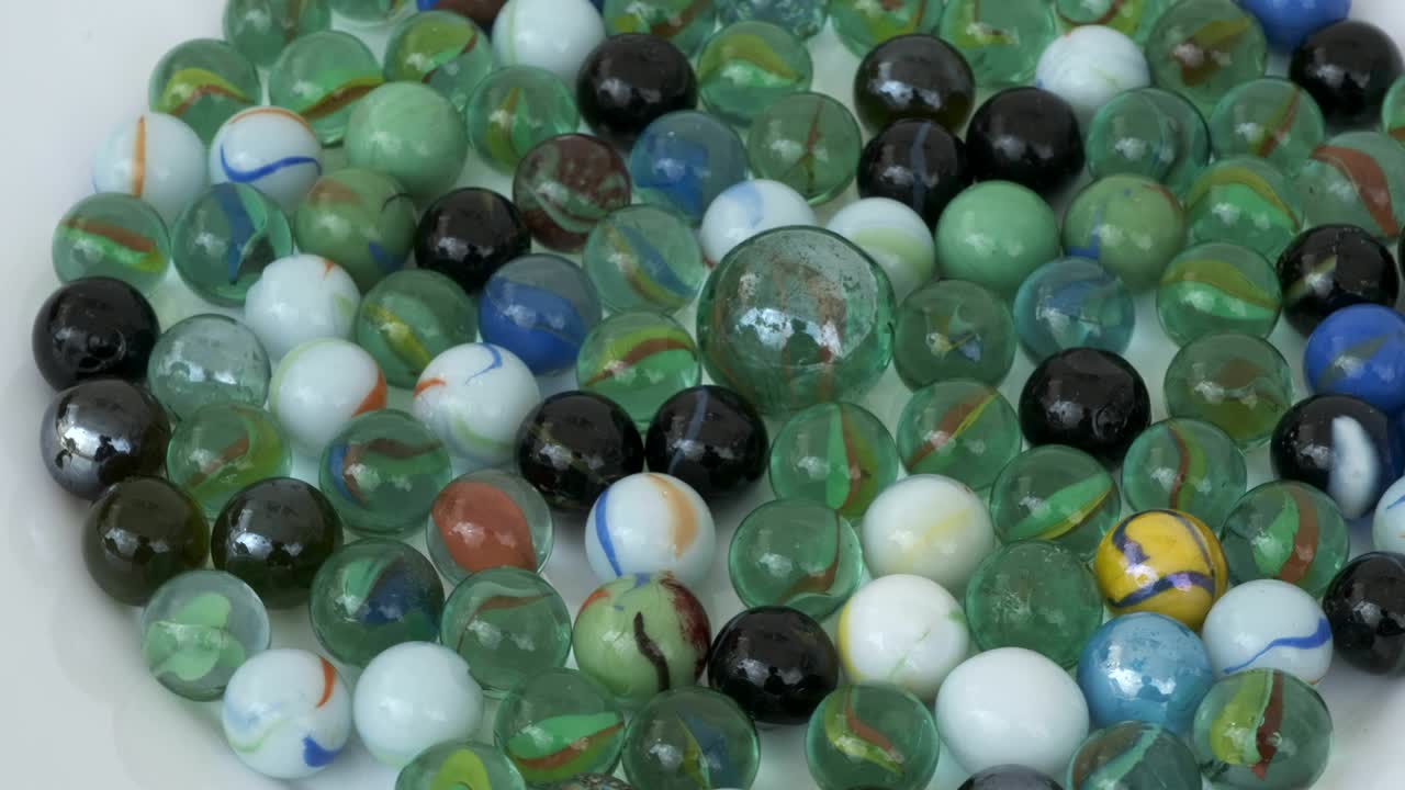 bolas de vidrio de color en un soporte giratorio de 360 grados,